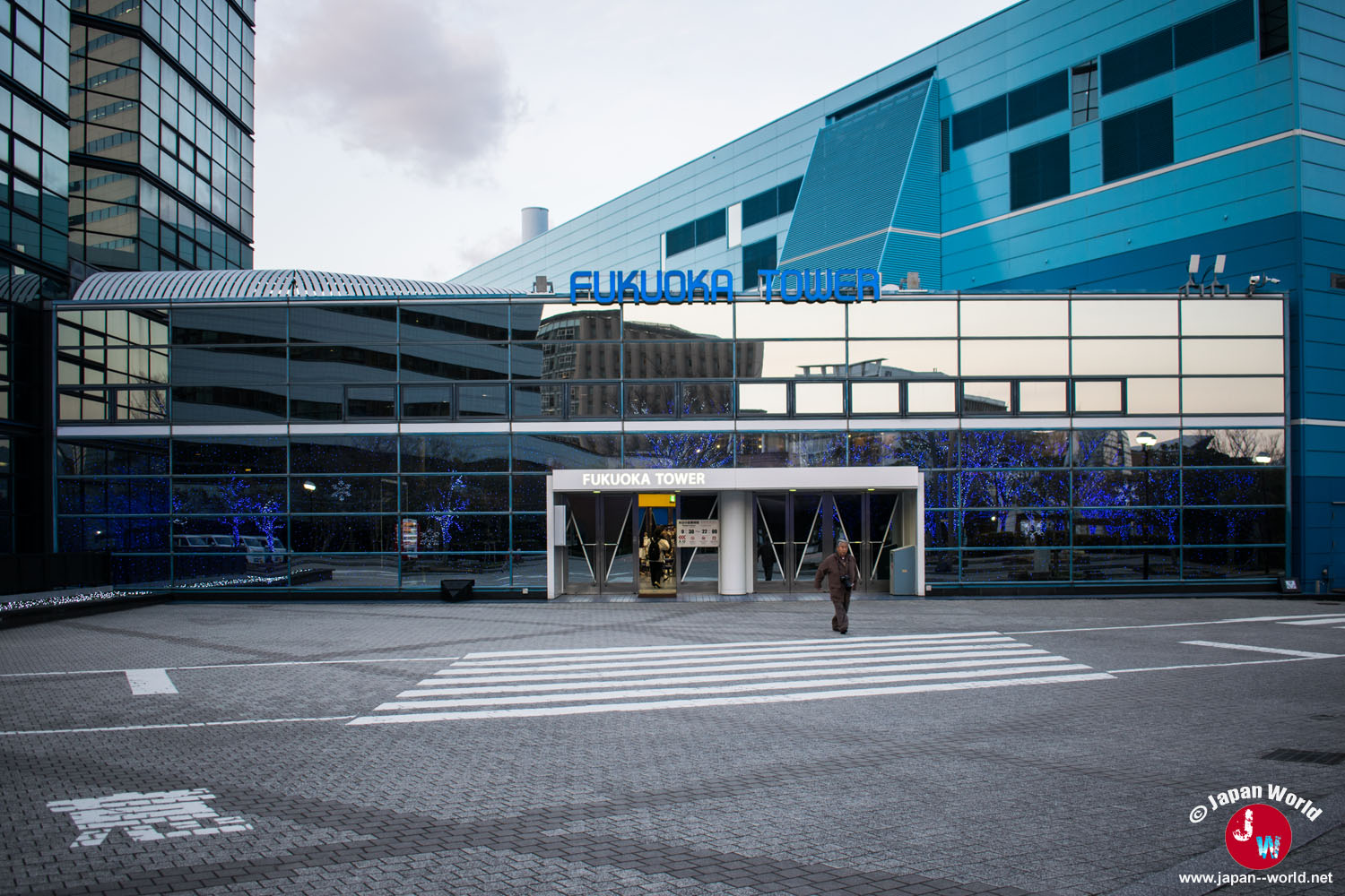 Entrée principale de la Fukuoka Tower dans le quartier de Momochihama